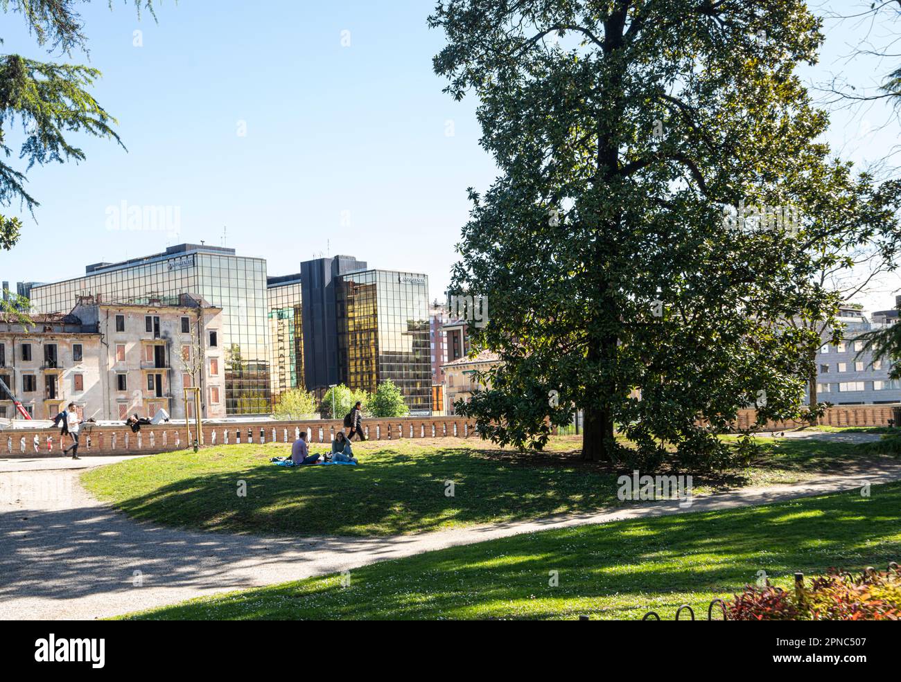 Padua, Italien. April 2023. Im Frühling ruht man sich in den Arena Gardens im Stadtzentrum aus Stockfoto