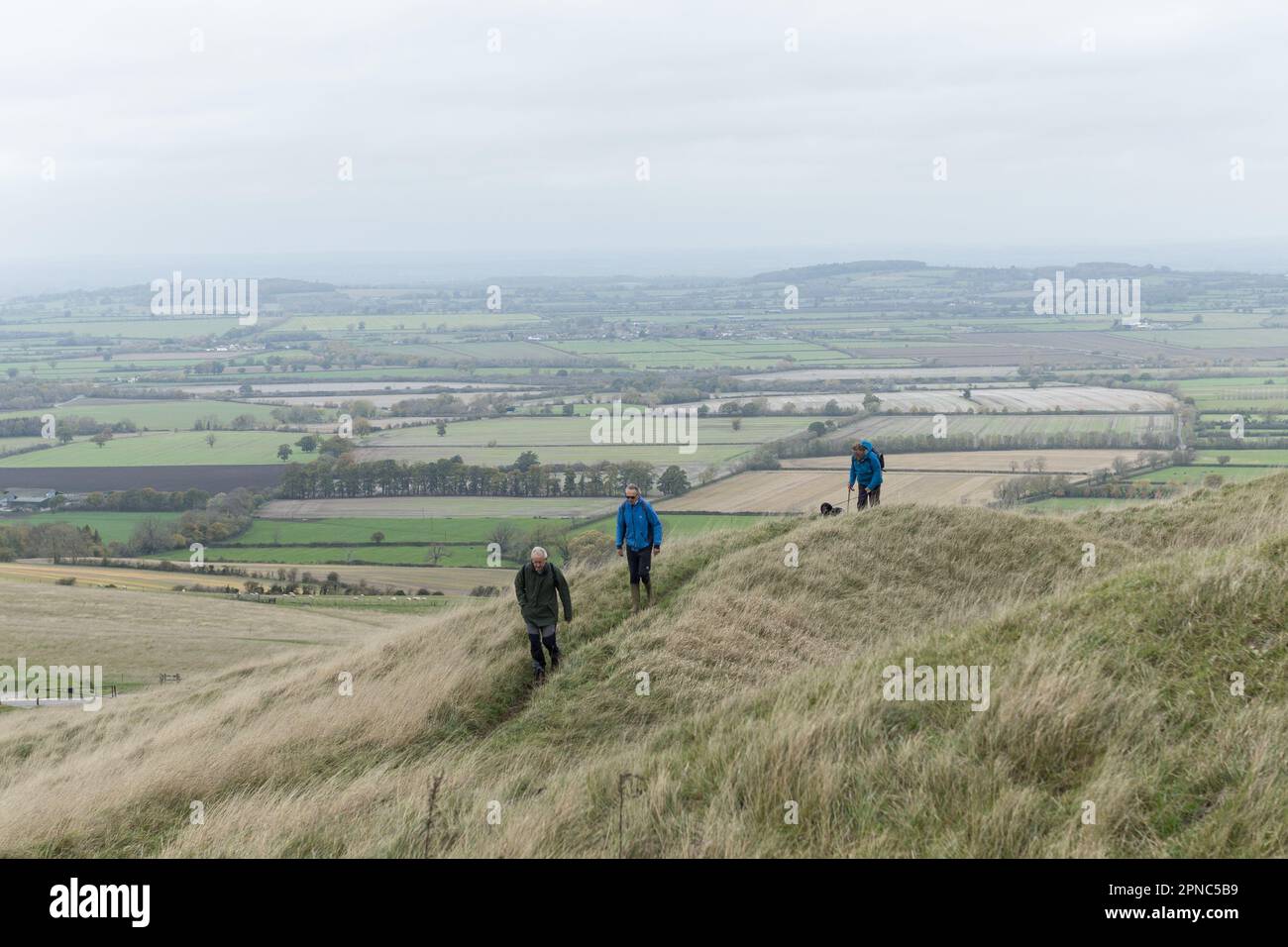 Wanderungen am Ridgeway am 11. November 2022 in Avebury, Wiltshire. Kredit: SMP News Stockfoto