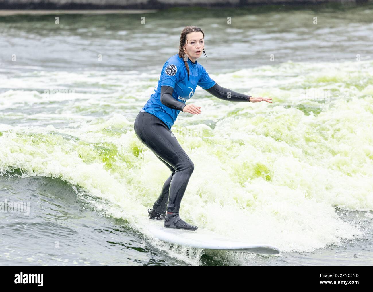 The Wave am 11. November 2022 in Easter Compton, Bristol, England. The Wave ist Englands erstes Surfziel im Landesinneren. Kredit: SMP News Stockfoto