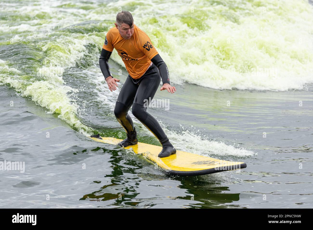 The Wave am 11. November 2022 in Easter Compton, Bristol, England. The Wave ist Englands erstes Surfziel im Landesinneren. Kredit: SMP News Stockfoto