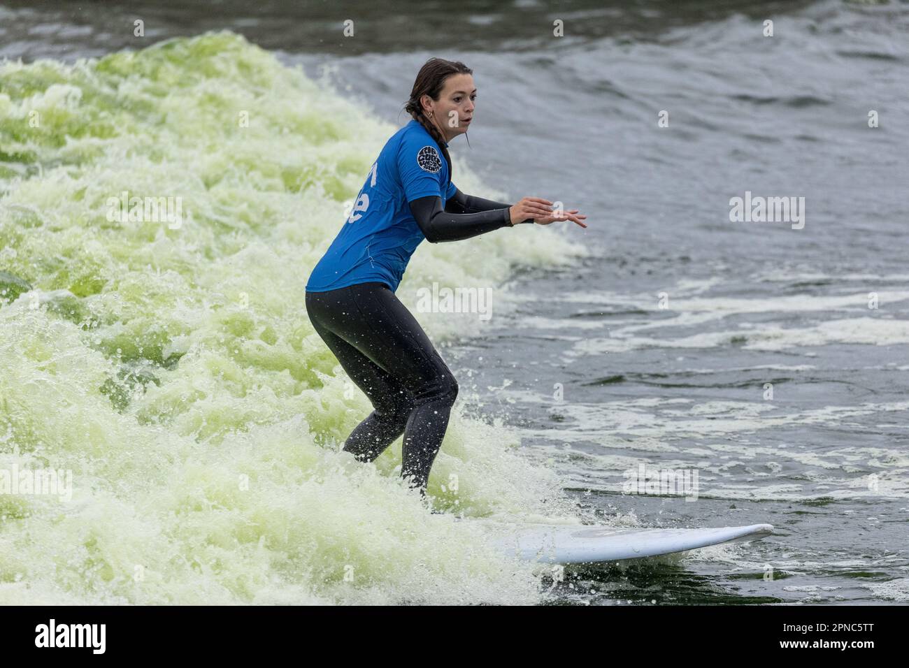 The Wave am 11. November 2022 in Easter Compton, Bristol, England. The Wave ist Englands erstes Surfziel im Landesinneren. Kredit: SMP News Stockfoto