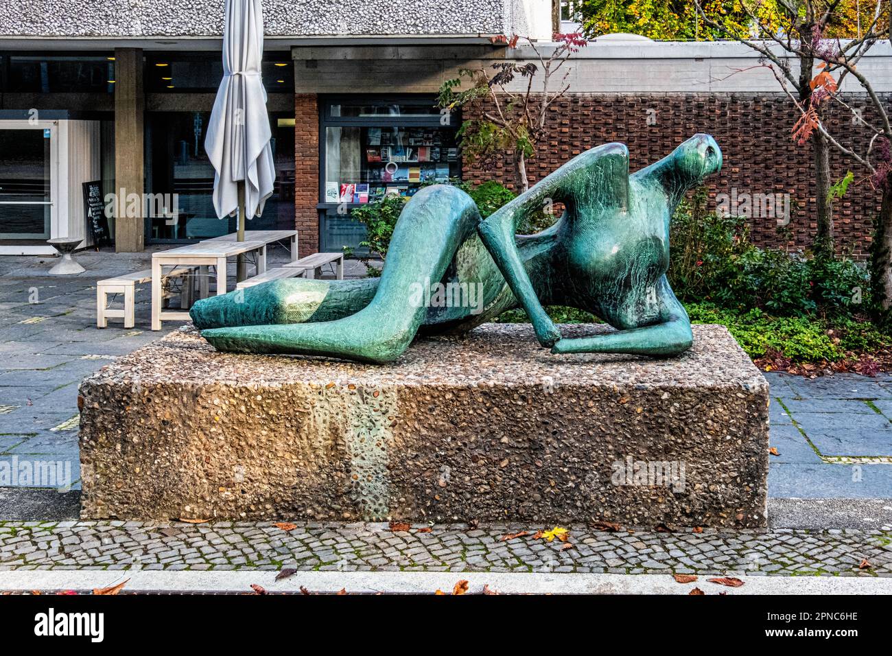 Liegende Figur, Skulptur Henry Moore vor der Kunstakademie