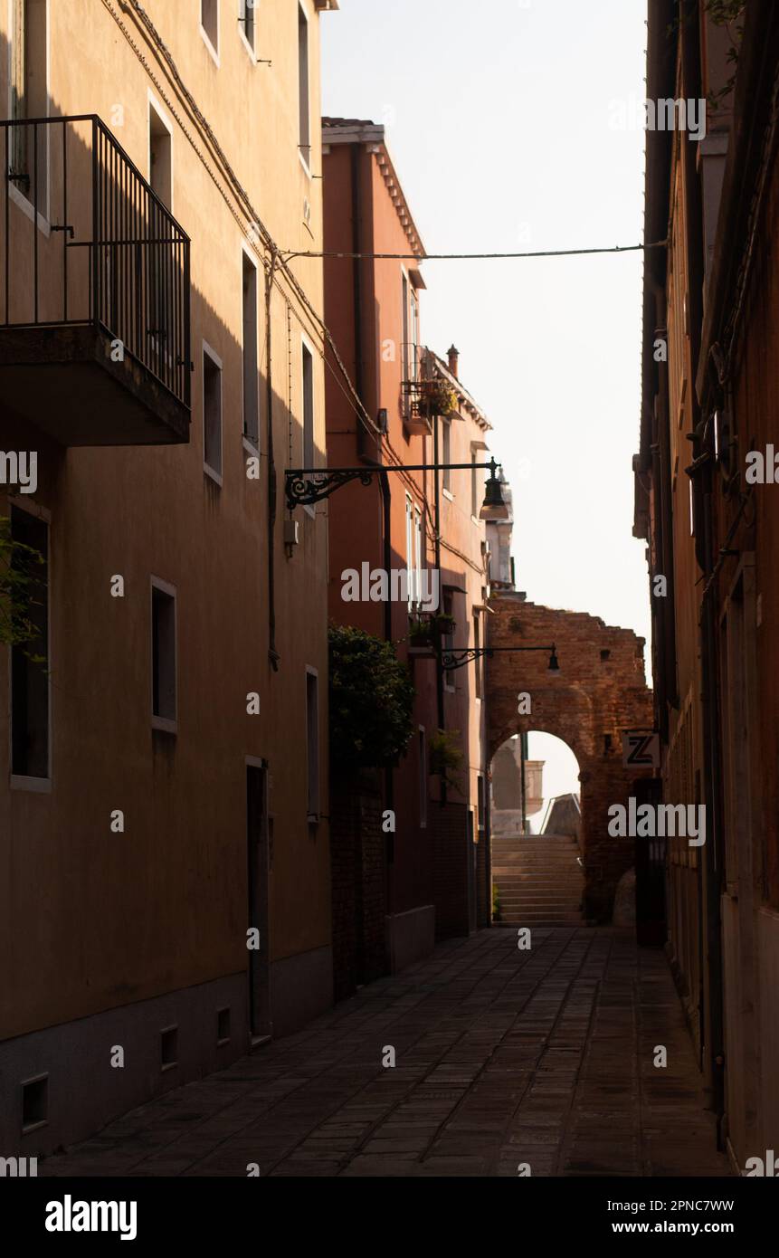 Bogen auf einer kleinen Straße im Sonnenlicht Stockfoto