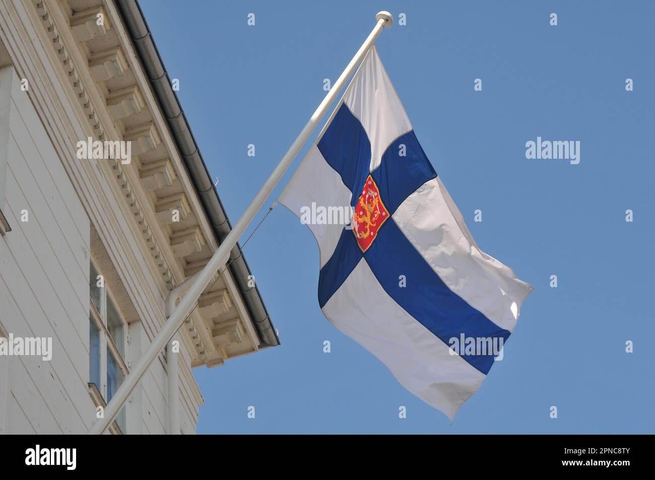 Kopenhagen /Dänemark/18. April 2023/finnische Botschaft Gebäude Flagge der eu und finnlands fliegen über das Gebäude. (Foto: Francis Joseph Dean/Dean Pictures) Stockfoto