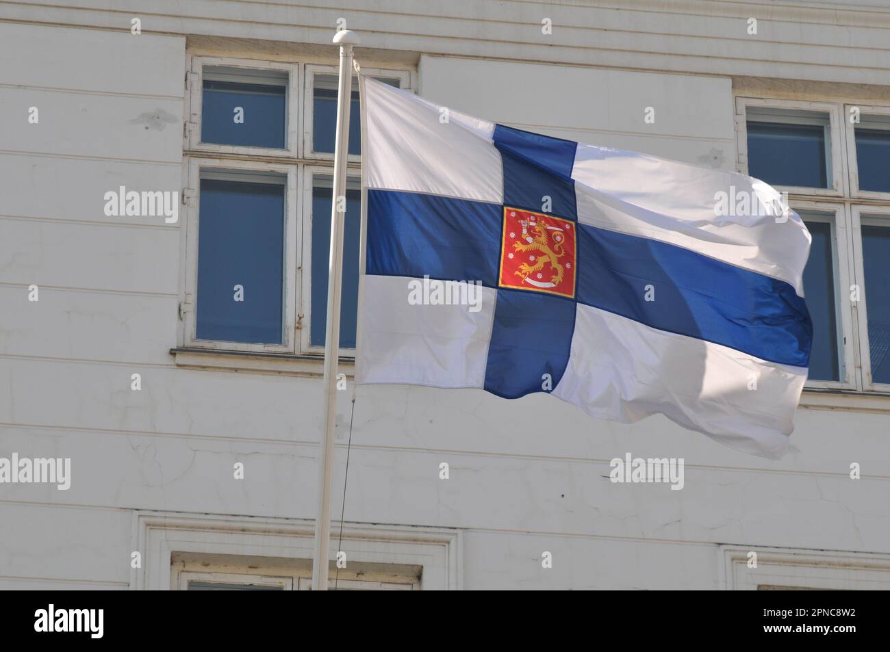 Kopenhagen /Dänemark/18. April 2023/finnische Botschaft Gebäude Flagge der eu und finnlands fliegen über das Gebäude. (Foto: Francis Joseph Dean/Dean Pictures) Stockfoto
