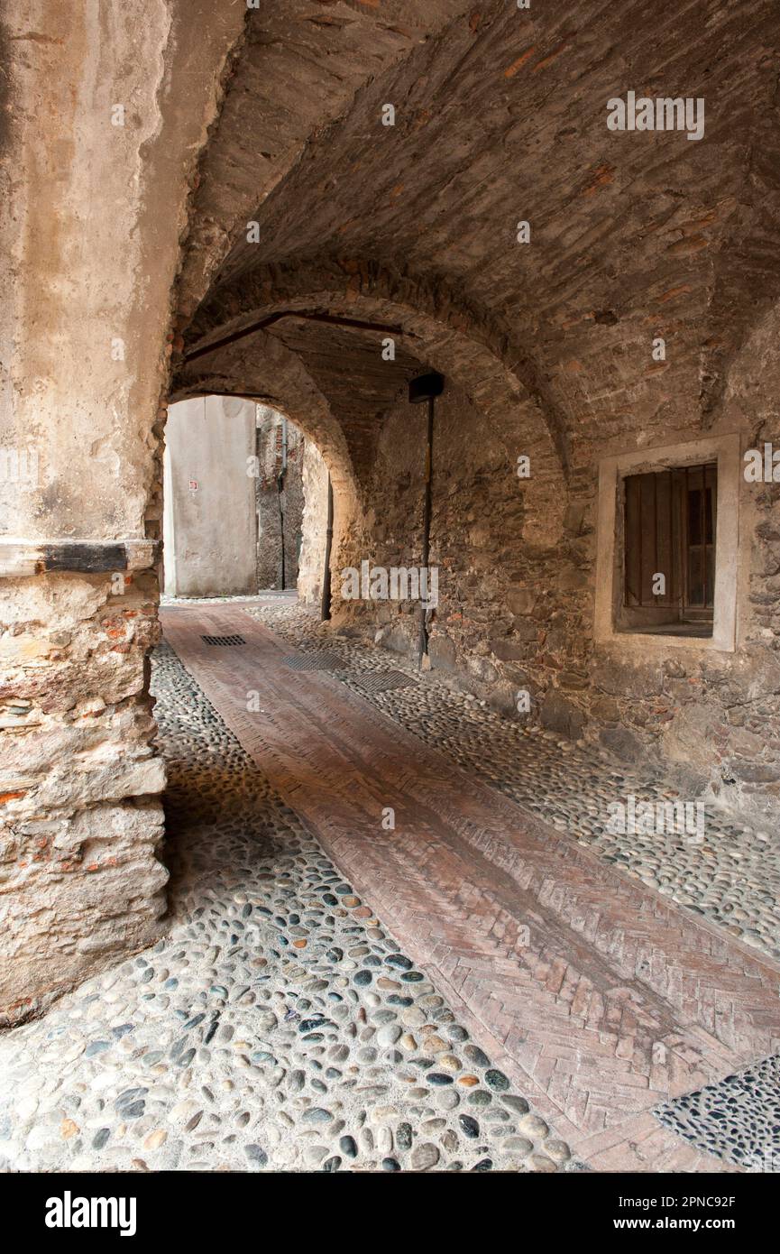 Das kleine mittelalterliche Dorf Toirano; Savona; Ligurien; Italien Stockfoto