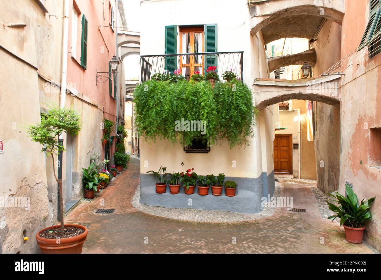 Das kleine mittelalterliche Dorf Toirano; Savona; Ligurien; Italien Stockfoto