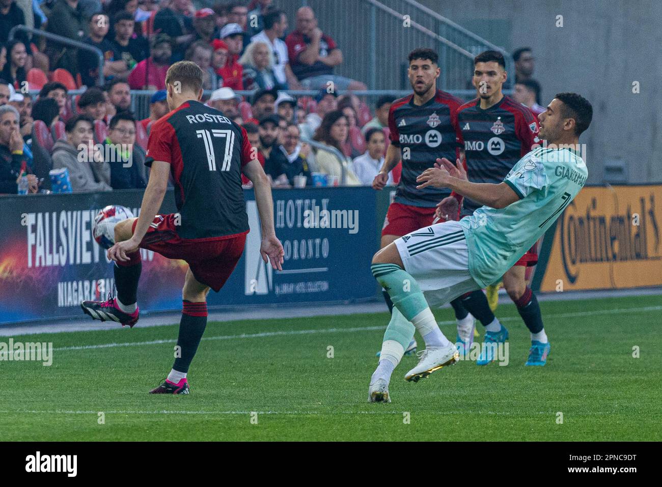 Toronto, ONTARIO, Kanada - 15. April: Georgios Giakoumakis #7 Forward of the Atlanta United kämpft während des regulären MLS-Saisonspiels 2023 um den Ball B. Stockfoto