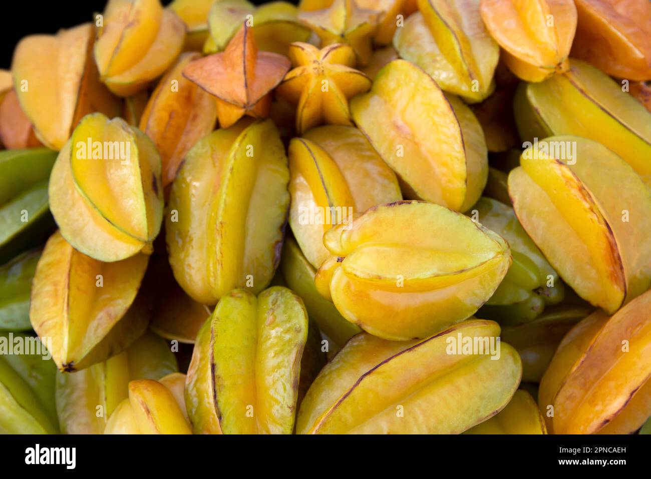Frische Sternfrüchte, Averrhoa Carambola auf dem Markt, in der Nähe von Hawa Mahal, Jaipur, Rajasthan, Indien Stockfoto