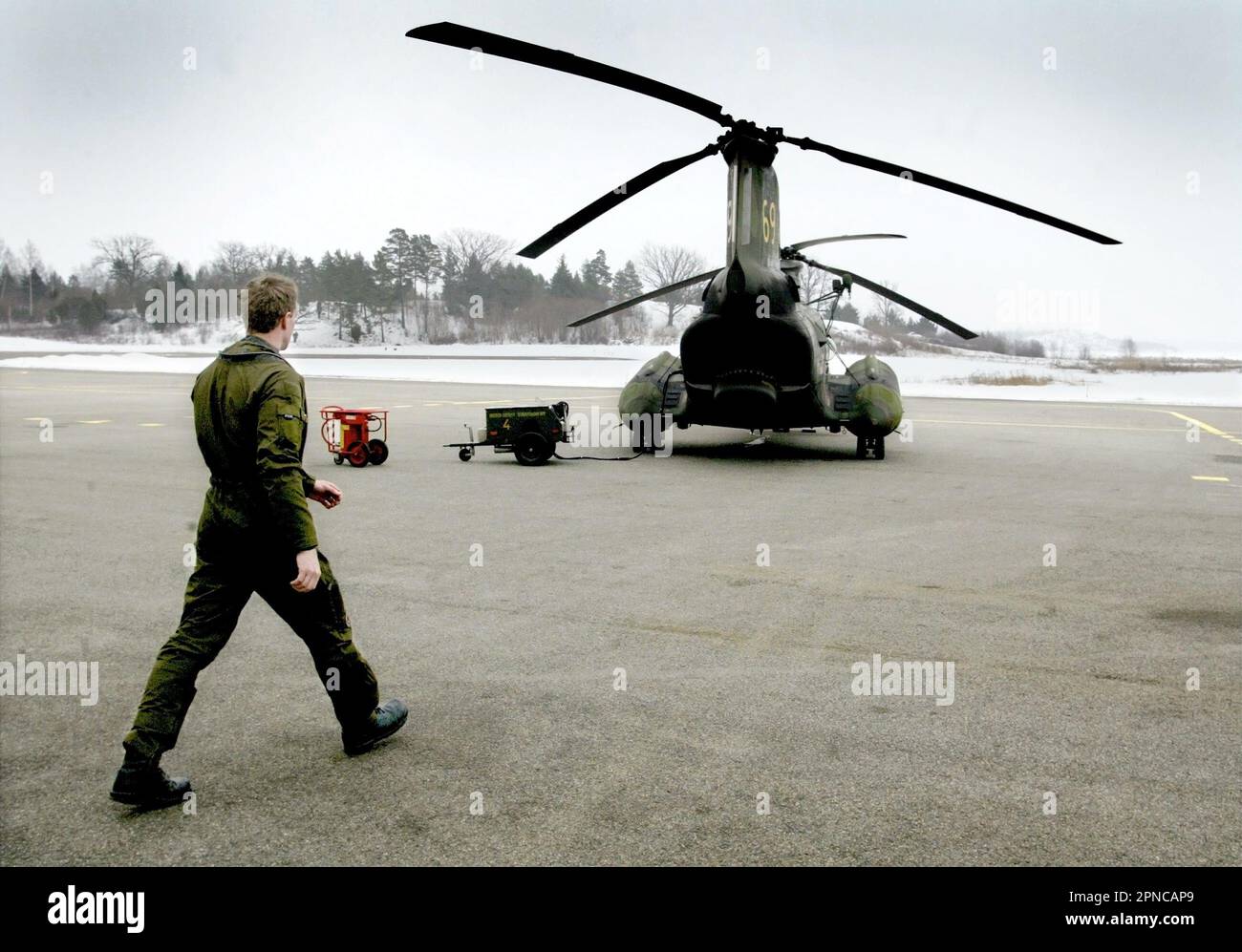 Helikopter 4 der schwedischen Luftwaffe, HKP 4, vom Helikopter-Bataillon, Marinestützpunkt Berga. HKP 4 wurde bei der U-Boot-Jagd und bei Rettungsmissionen wie der Estonia-Katastrophe eingesetzt. Auf dem Bild: Die Crew vor dem Hubschrauber vor der Mission. Stockfoto
