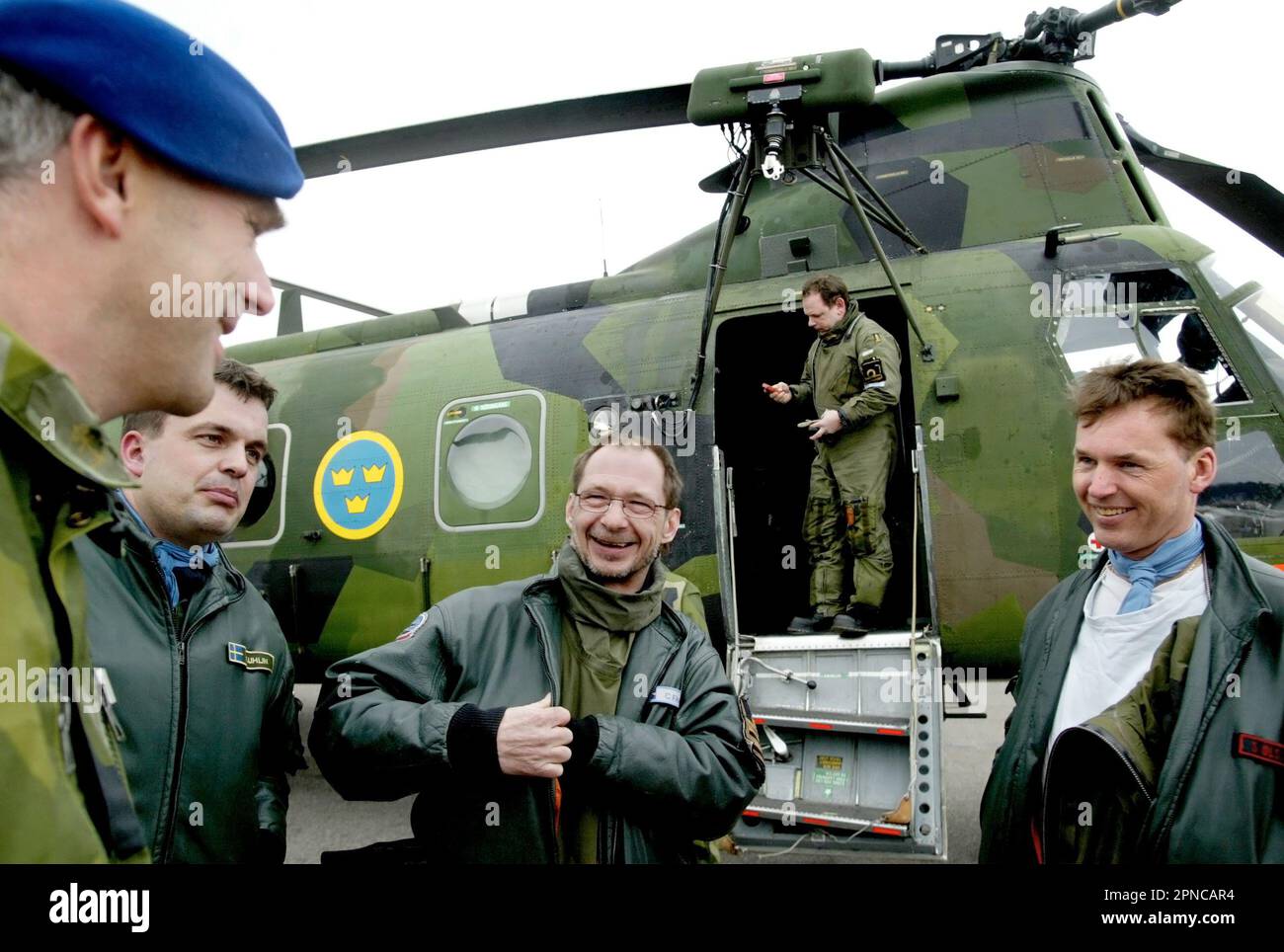 Helikopter 4 der schwedischen Luftwaffe, HKP 4, vom Helikopter-Bataillon, Marinestützpunkt Berga. HKP 4 wurde bei der U-Boot-Jagd und bei Rettungsmissionen wie der Estonia-Katastrophe eingesetzt. Auf dem Bild: Die Hubschraubercrew vor dem Hubschrauber. Stockfoto