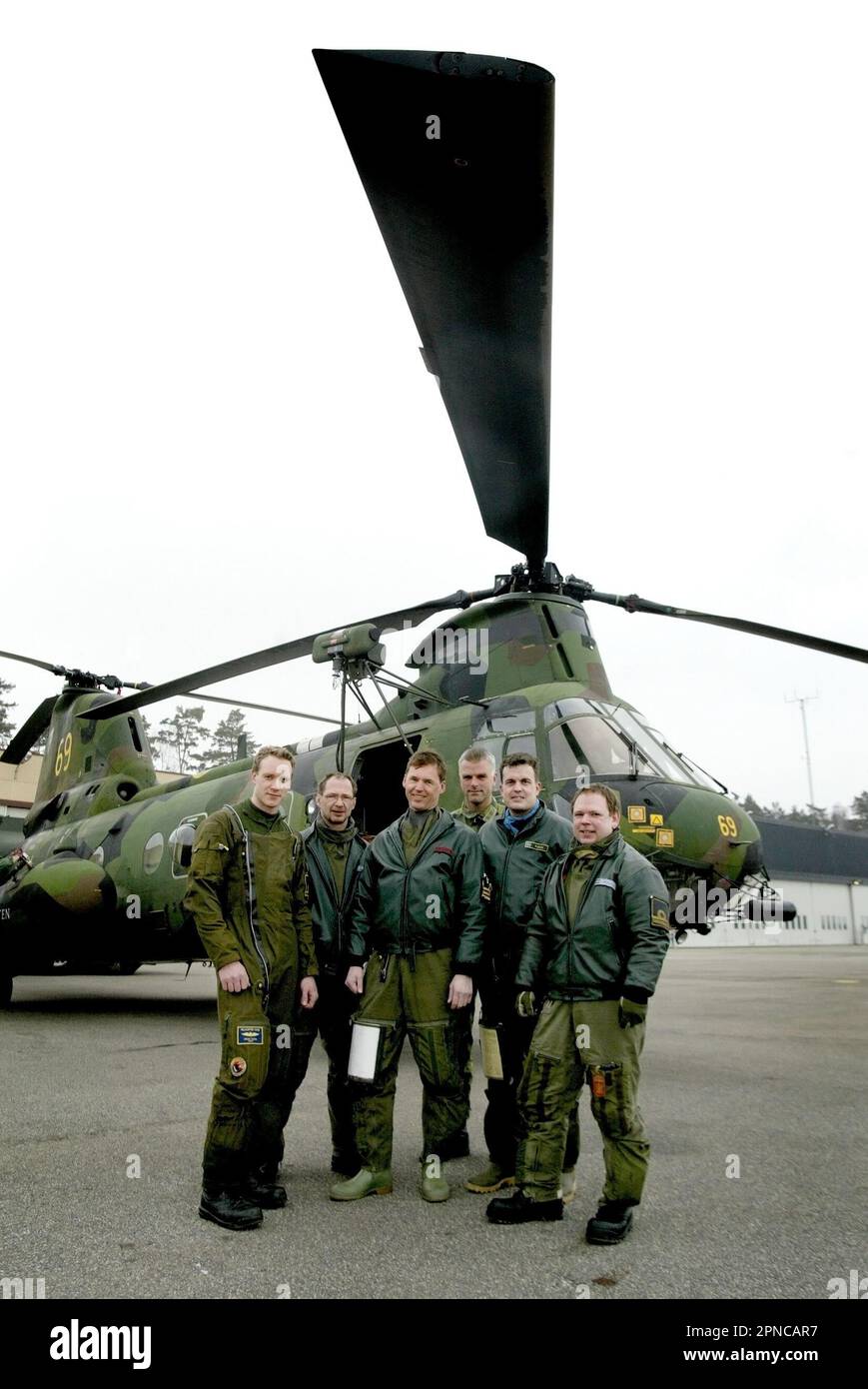 Helikopter 4 der schwedischen Luftwaffe, HKP 4, vom Helikopter-Bataillon, Marinestützpunkt Berga. HKP 4 wurde bei der U-Boot-Jagd und bei Rettungsmissionen wie der Estonia-Katastrophe eingesetzt. Auf dem Bild: Die Hubschraubercrew vor dem Hubschrauber. Stockfoto
