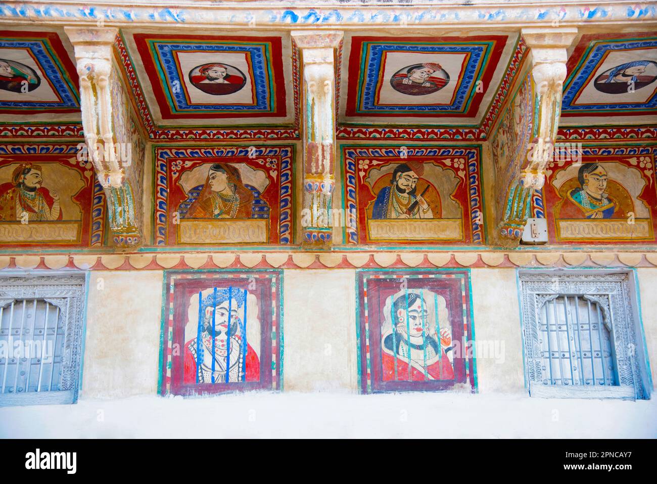 Farbenfrohe Gemälde an der Außenwand eines alten Haveli in Shekhawati in Nawalgarh, Rajasthan, Indien Stockfoto