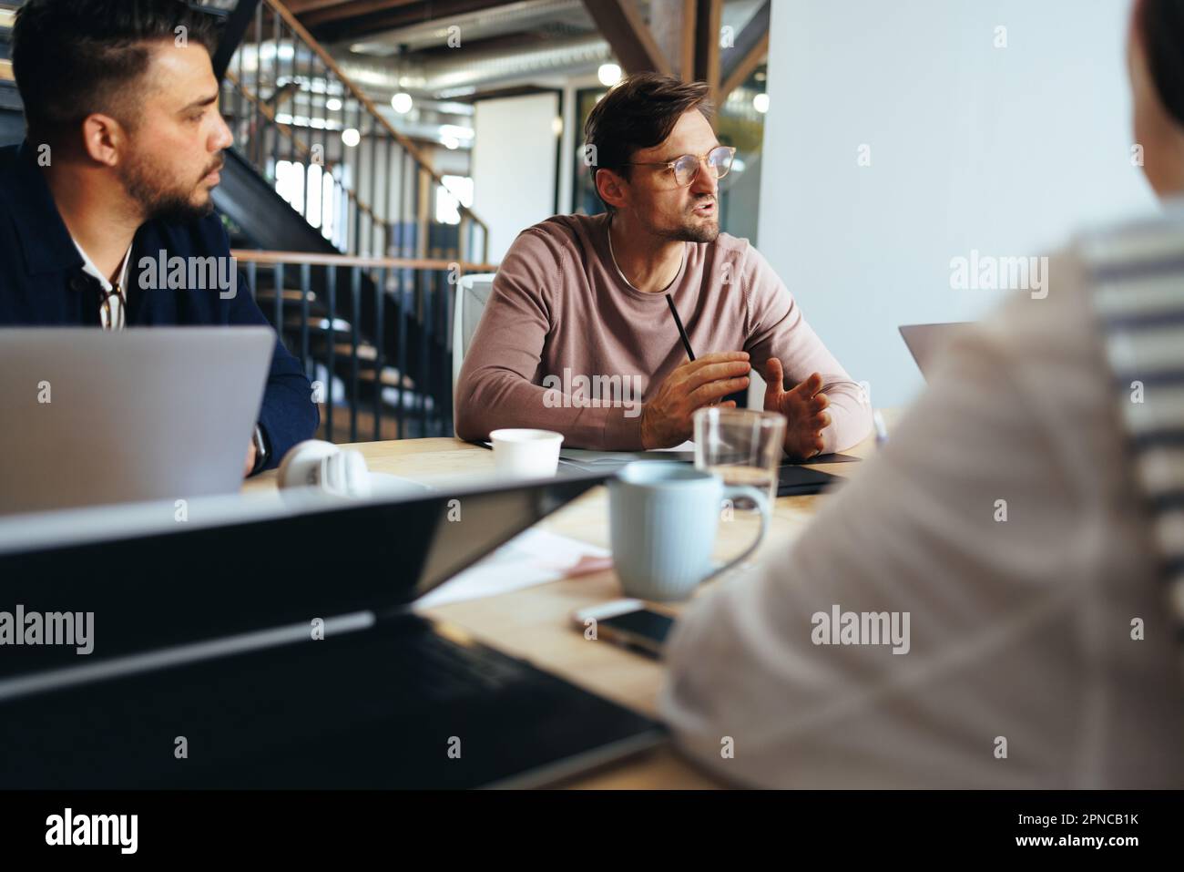 Geschäftstreffen in einer Marketingagentur. Gruppe kreativer Geschäftsleute, die ein Projekt diskutieren. Das Business Team arbeitet in einem Off zusammen Stockfoto