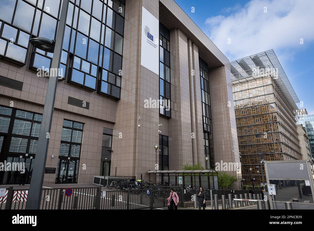 Brüssel, Belgien. 18. April 2023. Abbildung zeigt das Justus-Lipsius-Gebäude in Brüssel, Belgien, das seit 1995 Sitz des Rates der Europäischen Union war. Und wurde von 2002 bis zu ihrer Verlegung in das benachbarte, neu errichtete Europa-Gebäude Anfang 2017, Dienstag, den 18. April 2023, Sitz des Europäischen Rates. BELGA FOTO JAMES ARTHUR GEKIERE Kredit: Belga News Agency/Alamy Live News Stockfoto