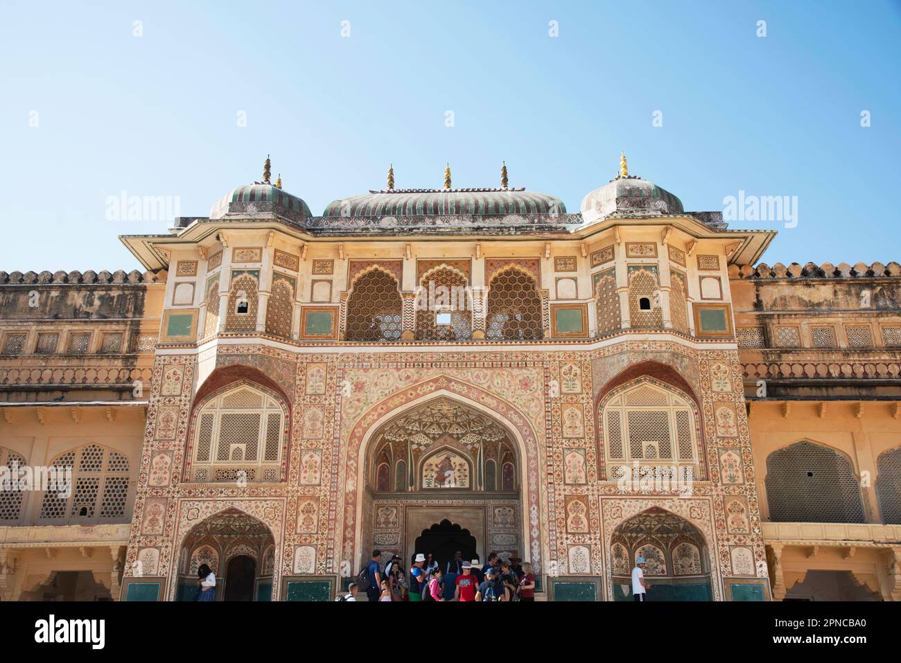 Farbenfrohe Fresken, Ganesh Pol (Ganesh Gate), Amer Palace in Jaipur, Rajasthan, Indien Stockfoto