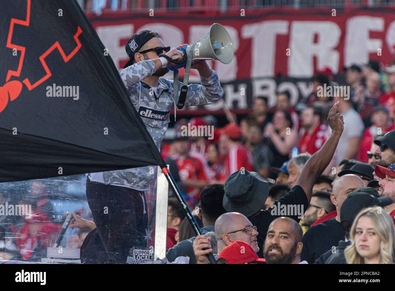 Toronto, ONTARIO, Kanada - 15. April: Ultras of Toronto FC während des regulären MLS-Saisonspiels 2023 zwischen Toronto FC (Kanada) und Atlanta United (USA) unter Stockfoto