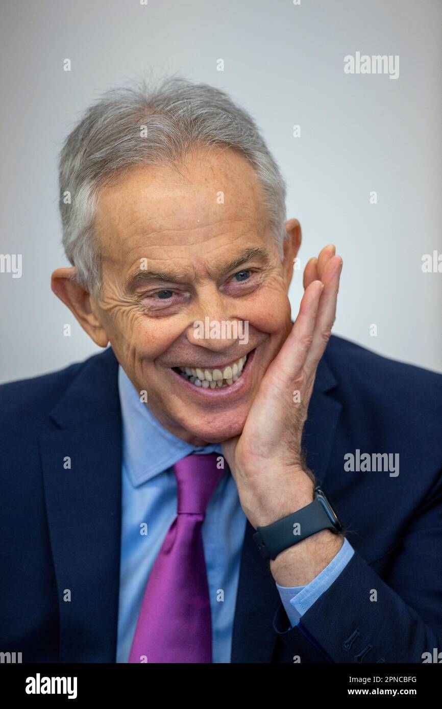 Ehemaliger Premierminister Sir Tony Blair an der St. Malachy's School Belfast während einer Veranstaltung, bei der mit jungen Menschen über den 25. Jahrestag der Vereinbarung zwischen Belfast und Karfreitag gesprochen wurde. Foto: Dienstag, 18. April 2023. Stockfoto