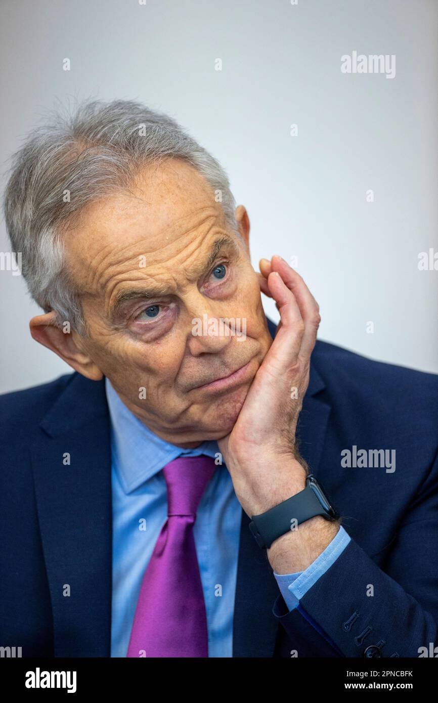 Ehemaliger Premierminister Sir Tony Blair an der St. Malachy's School Belfast während einer Veranstaltung, bei der mit jungen Menschen über den 25. Jahrestag der Vereinbarung zwischen Belfast und Karfreitag gesprochen wurde. Foto: Dienstag, 18. April 2023. Stockfoto