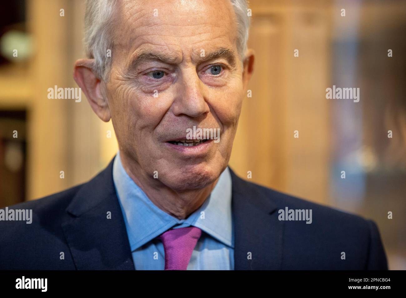 Ehemaliger Premierminister Sir Tony Blair an der St. Malachy's School Belfast während einer Veranstaltung, bei der mit jungen Menschen über den 25. Jahrestag der Vereinbarung zwischen Belfast und Karfreitag gesprochen wurde. Foto: Dienstag, 18. April 2023. Stockfoto