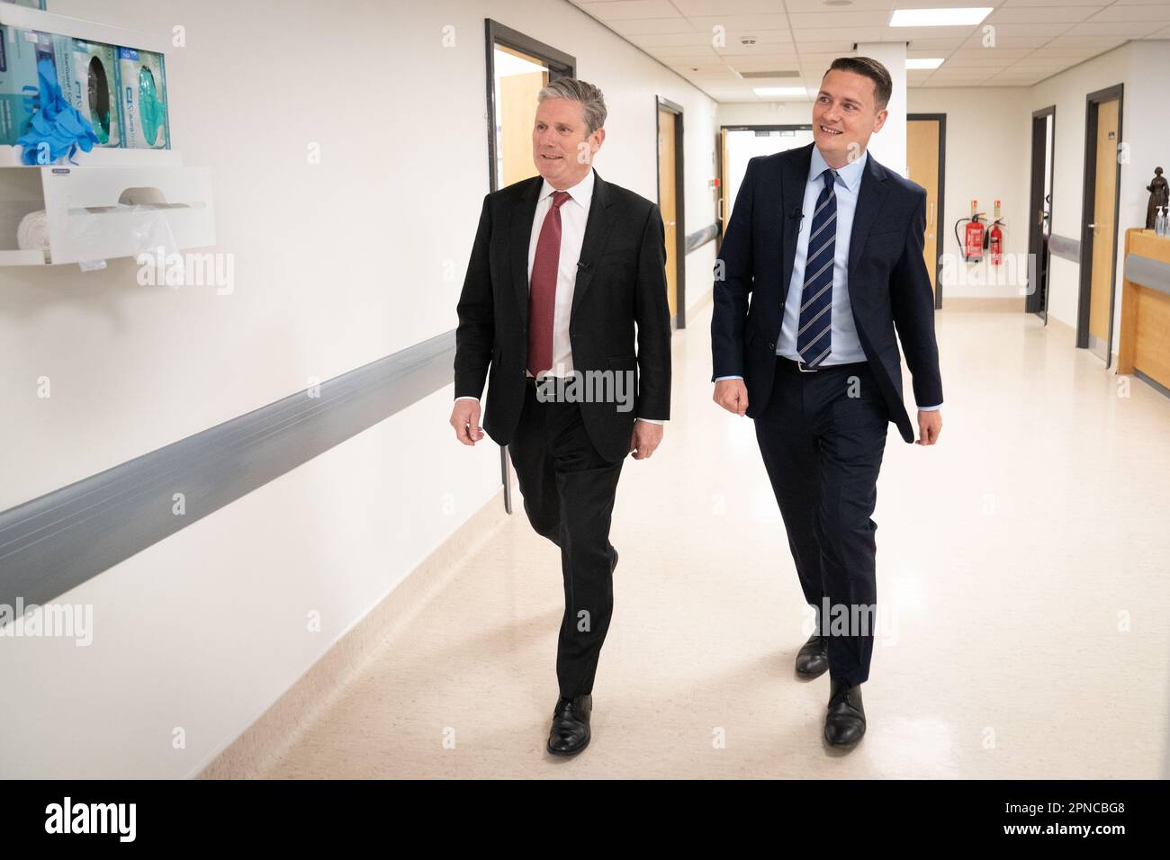 Labour Leader Keir Starmer (links) und Schattengesundheitsminister Wes Streeting treffen in der Health Sciences Clinical Simulation Unit ein, wo sie sich mit ausgebildeten Sanitätern unterhielten und mit Mitarbeitern über die Gesundheitspläne von Labour sprachen. Foto: Dienstag, 18. April 2023. Stockfoto