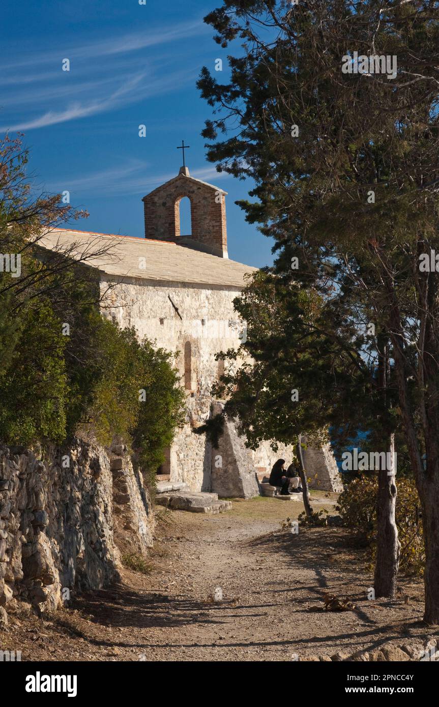 Die Kirche San Lorenzo während des Ausflugs zur Ampel Capo Noli, Klettern von Varigotti. Noli, Savona, Ligurien, Italien Stockfoto Die Kirche San Lorenzo während des Ausflugs zur Ampel Capo Noli, Klettern von Varigotti. Noli, Savona, Ligurien, Italien Stockfoto