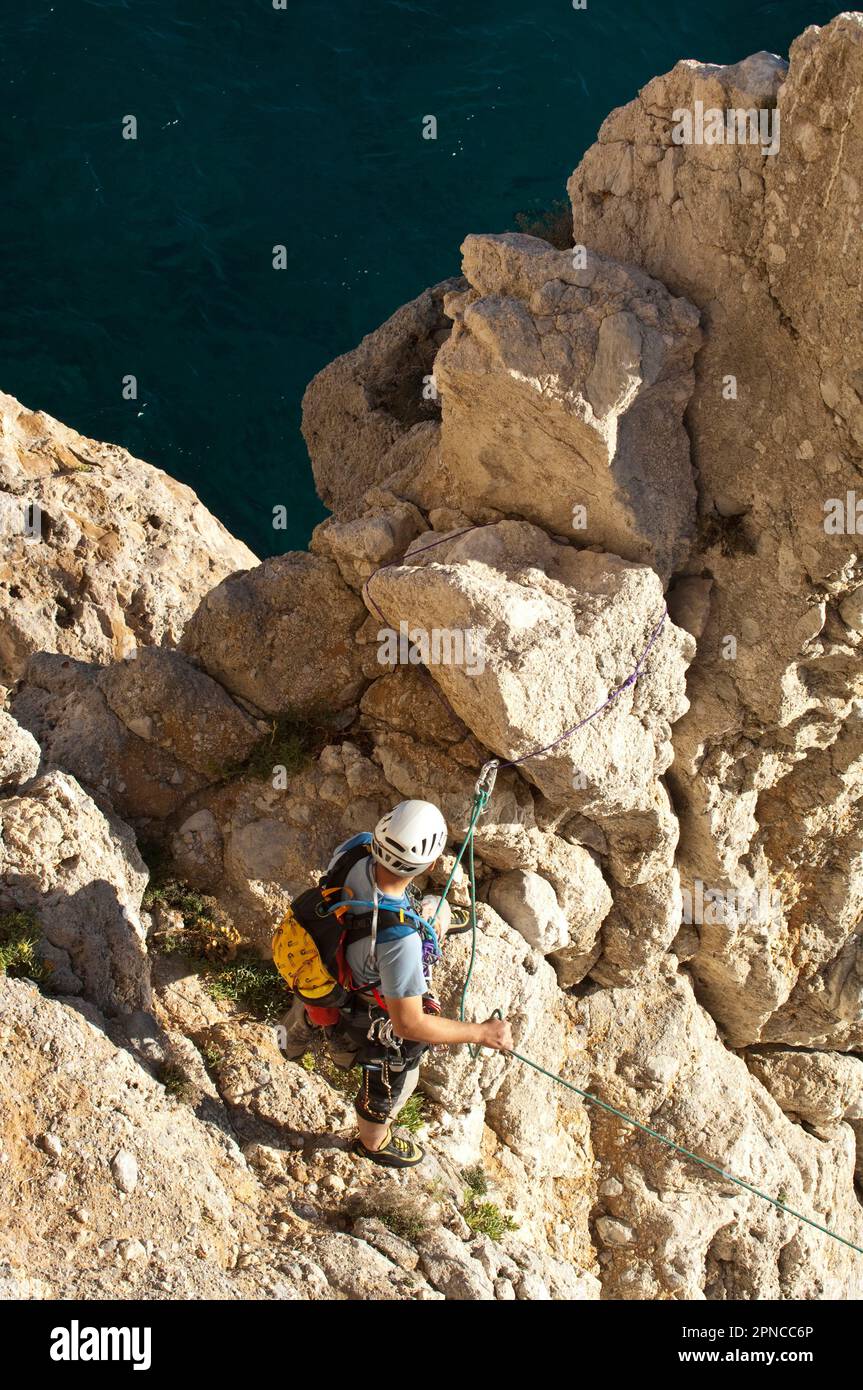 Kletterer auf den Klippen von Capo Noli. Noli, Savona, Ligurien, Italien Stockfoto Kletterer auf den Klippen von Capo Noli. Noli, Savona, Ligurien, Italien Stockfoto