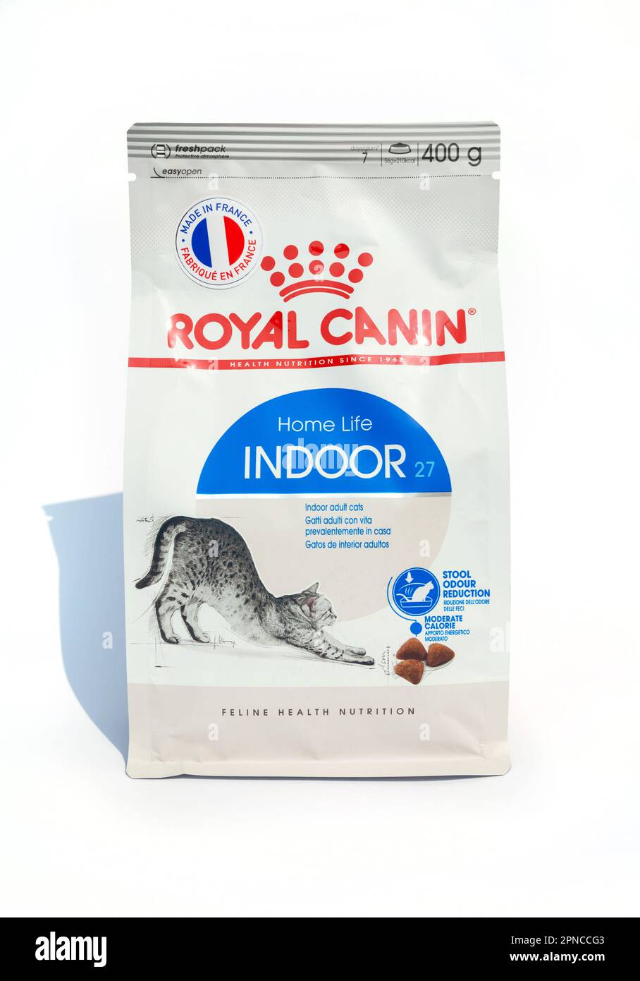 Ho-Chi-Minh-Stadt, Vietnam - 18. April 2023: Kleine Tüte trockenes Katzenfutter mit Logo eines französischen Unternehmens Royal Canin. Gesunde Tierernährung kibble in einem Rudel b Stockfoto