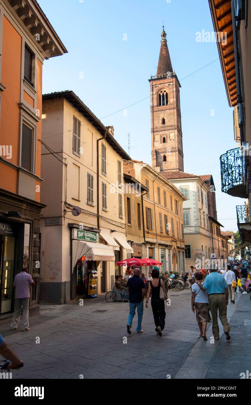 Via XX Settembre, Glockenturm von Santa Maria del Carmine. Pavia, Lombardei, Italien, Europa Stockfoto