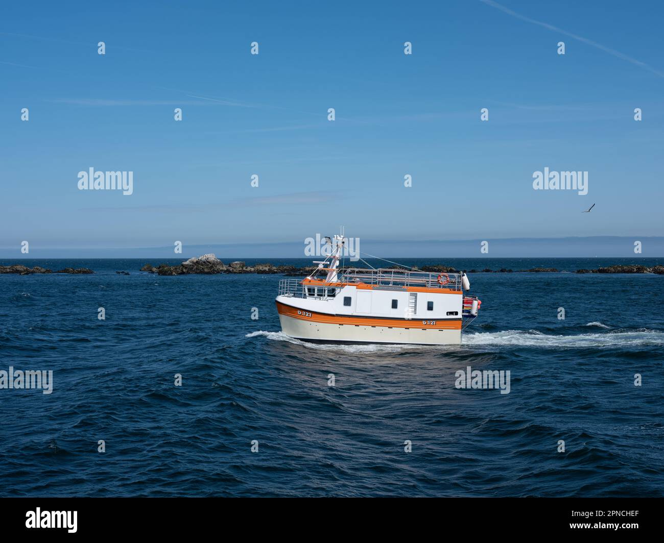 Ein Fischerboot, das an Dalkey Island, Dublin vorbeisegelt. Stockfoto