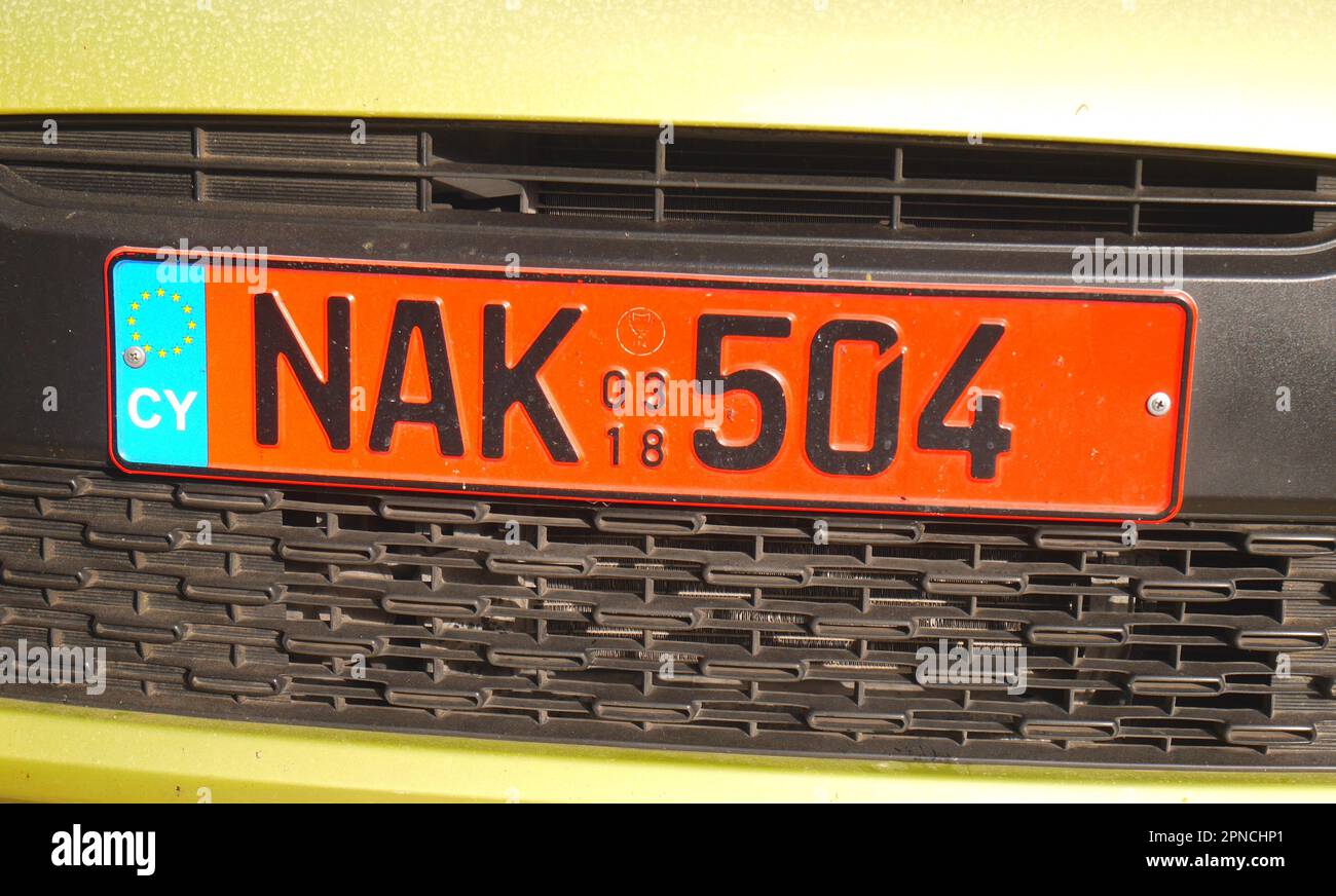 Rotes zyprisches Nummernschild eines Mietwagens, Republik Zypern Stockfoto