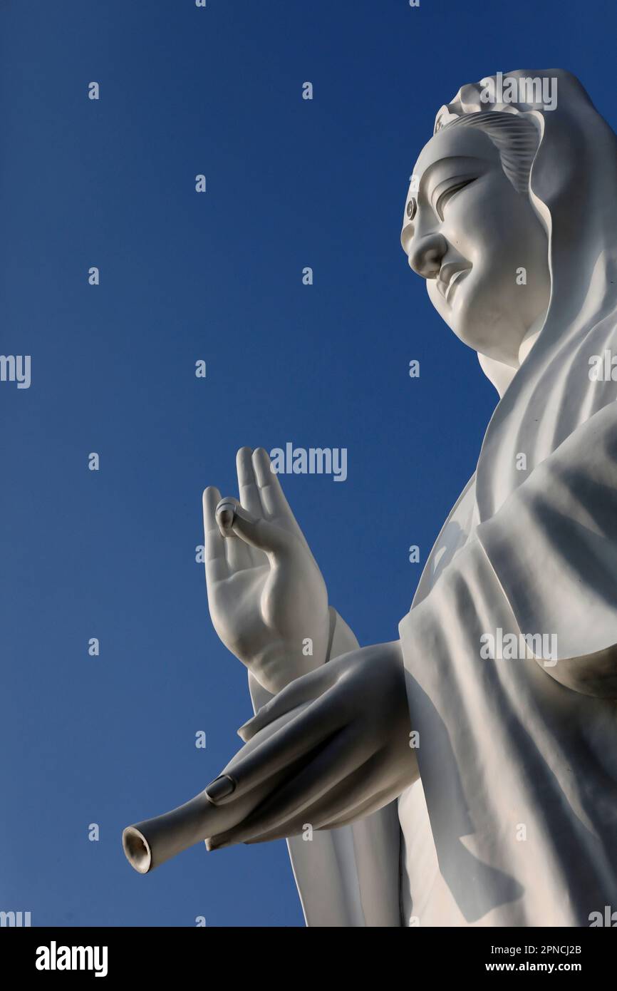 Bodhisattva Avalokitehvara. Statue Von Guanyin (Quan Am). Die Göttin der Barmherzigkeit und des Mitgefühls. Quan am Bo Tat Tempel. Vung Tau. Vietnam. Stockfoto