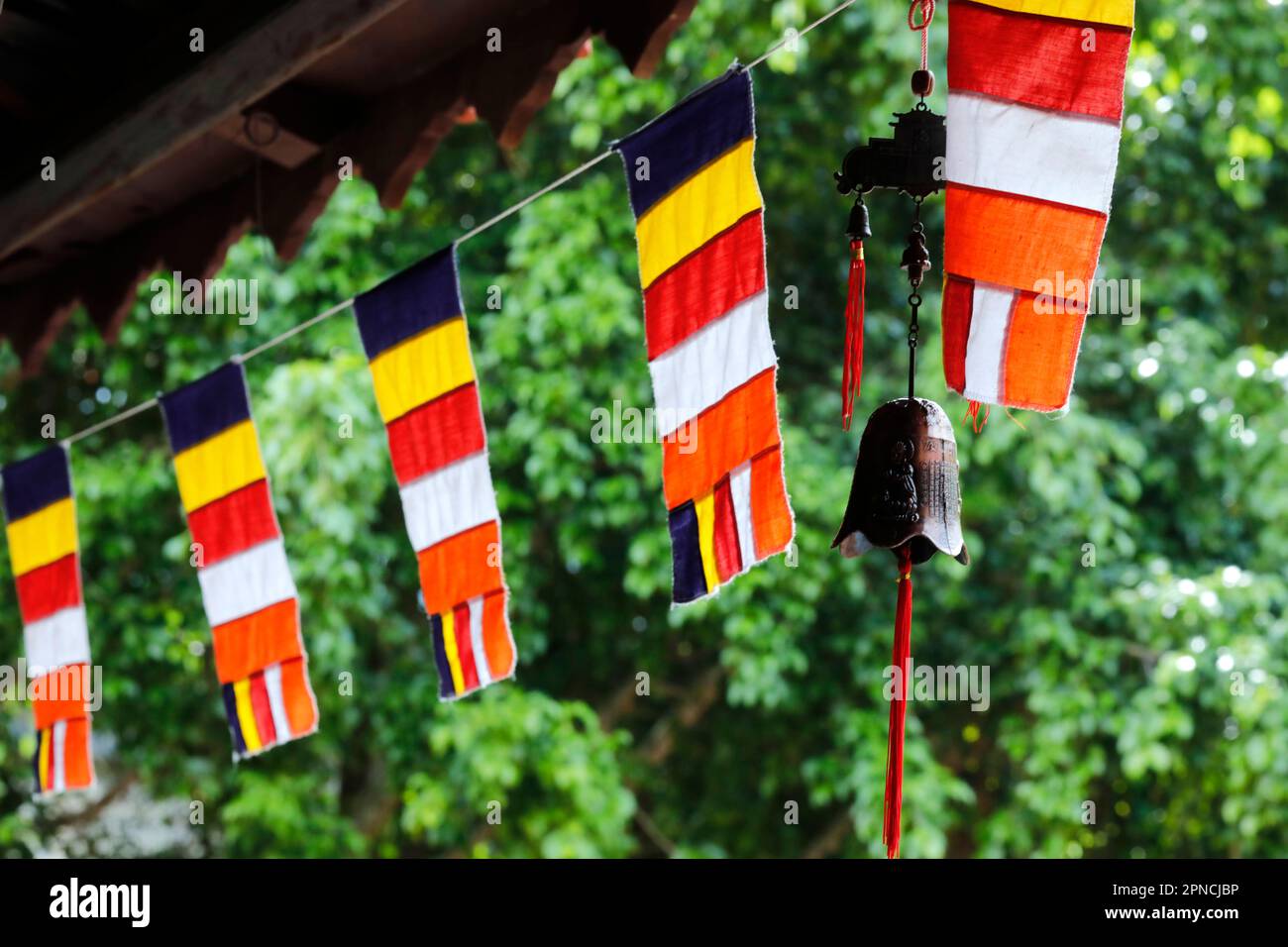 Chua-Ho-Quoc-Pagode. Die buddhistische Flagge ist eine Flagge, die im späten 19. Jahrhundert entworfen wurde, um den Buddhismus zu symbolisieren und universell zu repräsentieren. Phu Quoc. Vietnam Stockfoto