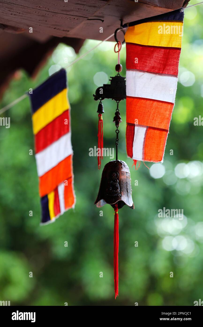 Chua-Ho-Quoc-Pagode. Die buddhistische Flagge ist eine Flagge, die im späten 19. Jahrhundert entworfen wurde, um den Buddhismus zu symbolisieren und universell zu repräsentieren. Phu Quoc. Vietnam Stockfoto
