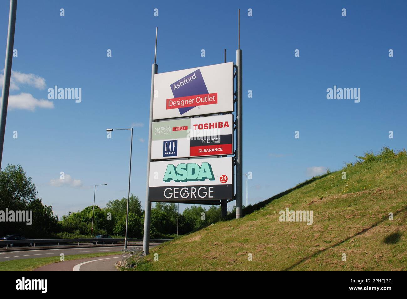 Beschilderung vor dem Ashford Designer Outlet in Ashford in Kent, England, am 19. Mai 2008. Das Einkaufszentrum wurde im März 2000 eröffnet. Stockfoto