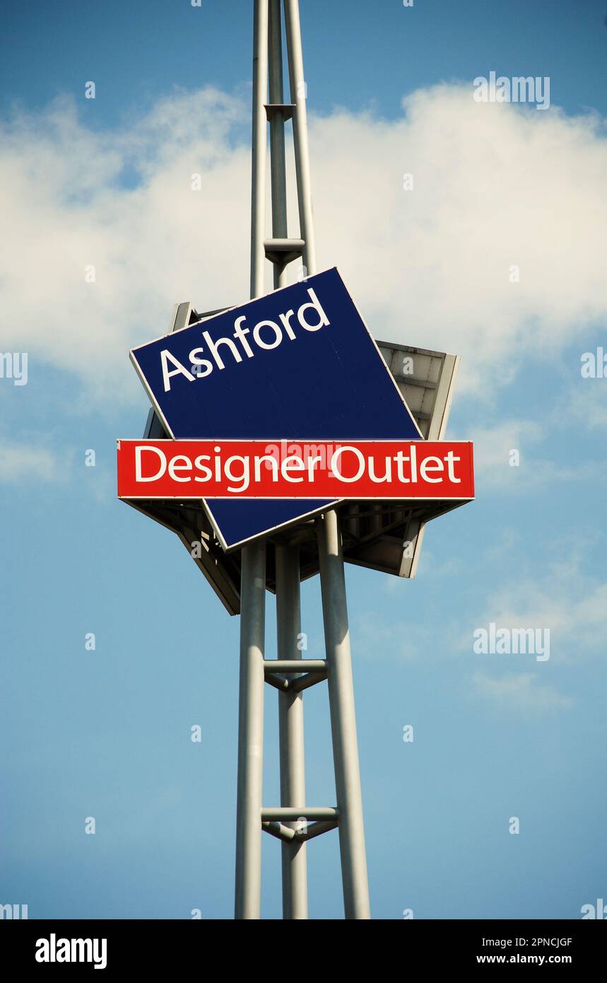 Beschilderung vor dem Ashford Designer Outlet in Ashford in Kent, England, am 19. Mai 2008. Das Einkaufszentrum wurde im März 2000 eröffnet. Stockfoto