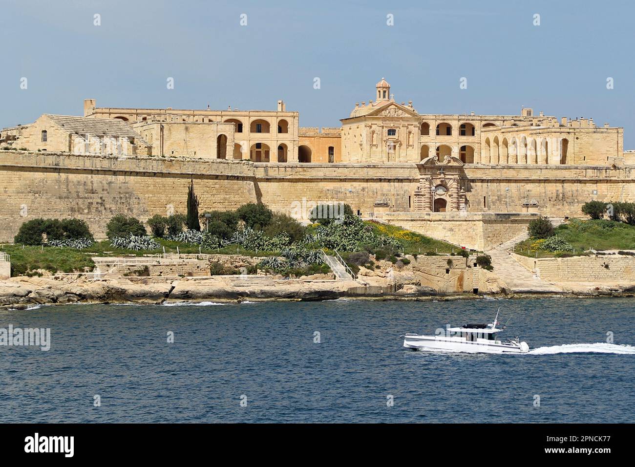 Fort Manoel ist eine Sternenfestung auf der Insel Manoel in Gżira, Malta. Es wurde im 18. Jahrhundert durch den Orden des Heiligen Johannes während der Herrschaft des Großmeisters António Manoel de Vilhena erbaut, nach dem es benannt ist. Fort Manoel befindet sich im Nordwesten von Valletta und beherrscht den Hafen von Marsamxett und den Anker des Sliema Creek. Das Fort ist ein Beispiel für barocke Architektur. Vergnügungs-Touristenboote machen Ausflüge zum Fort. Stockfoto