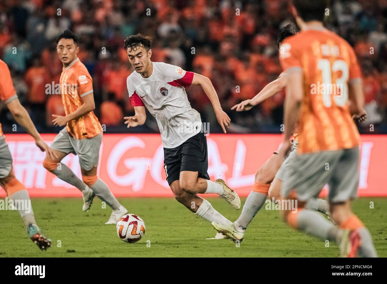 Shenzhen Football Club besiegte den Qingdao Hainiu Football Club mit 2-1 in der ersten Runde der chinesischen Superliga (CSL) 2023 in Shenzhen City, südchinesische Provinz Guangdong, am 16. April 2023. (Foto: ChinaImages/Sipa USA) Stockfoto