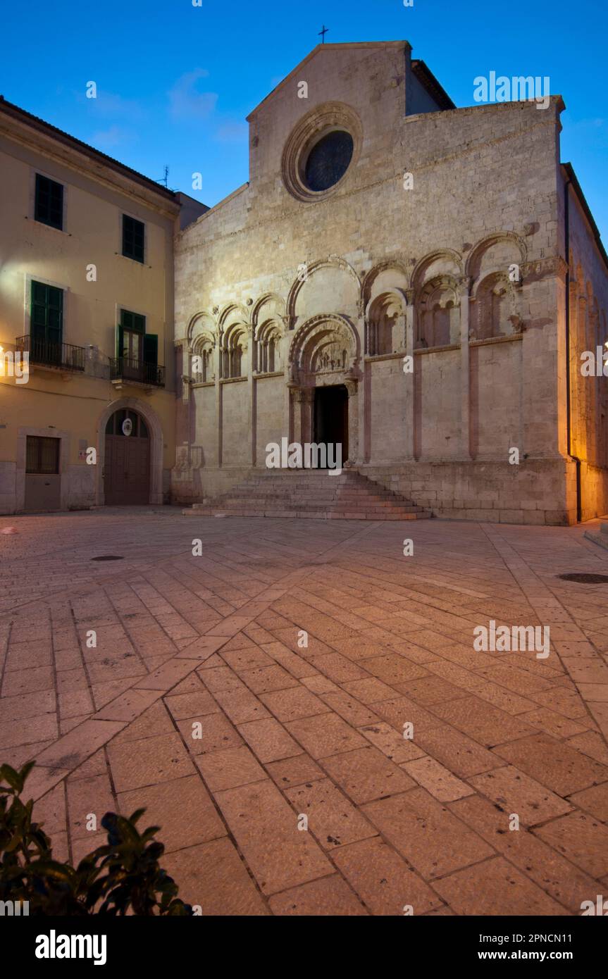 Die romanische Kathedrale, die San Basso gewidmet ist, in der mittelalterlichen Stadt Termoli. Molise, Italien, Europa Stockfoto
