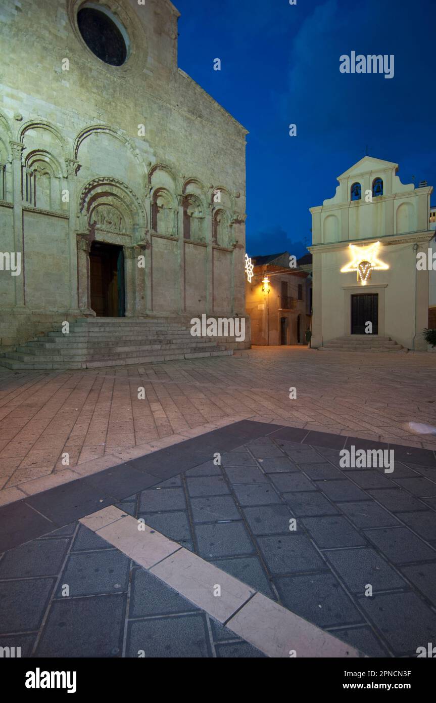 Die romanische Kathedrale, die San Basso in der mittelalterlichen Stadt Termoli gewidmet ist, mit Weihnachtslicht. Molise, Italien, Europa Stockfoto