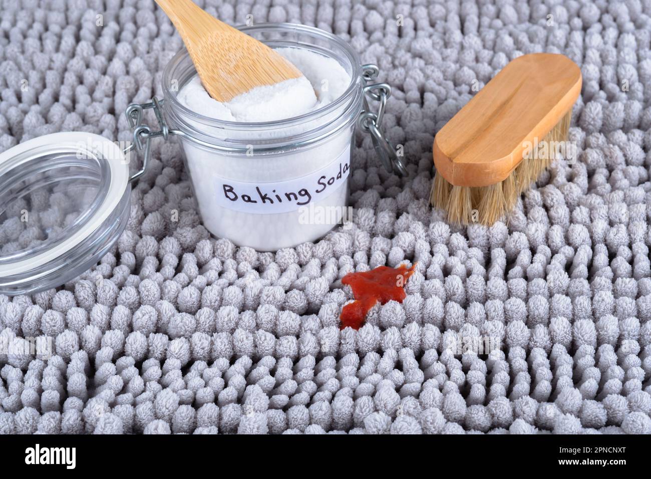Schmutzige Ketchup-Flecken auf grauem Teppich zu Hause. Mit Backpulver  reinigen. Das Konzept der organischen und ökologischen Reinigung  Stockfotografie - Alamy
