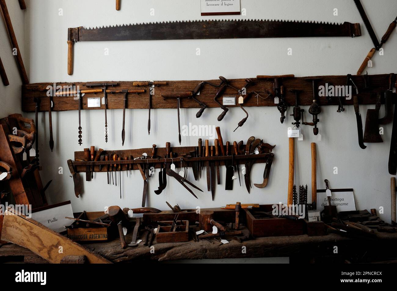 Ausstellung von Werkzeugen und Umgebungen der Bauerntradition im Museum of the Mountain and its People, Miroglio District, Frabosa Sottana, Liguri Stockfoto