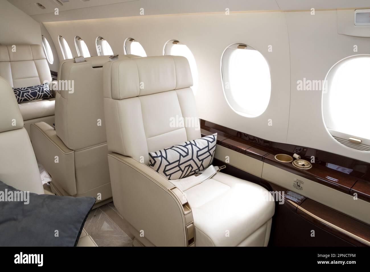 Bequeme Stühle in einem modernen Business-Jet-Flugzeug Stockfoto