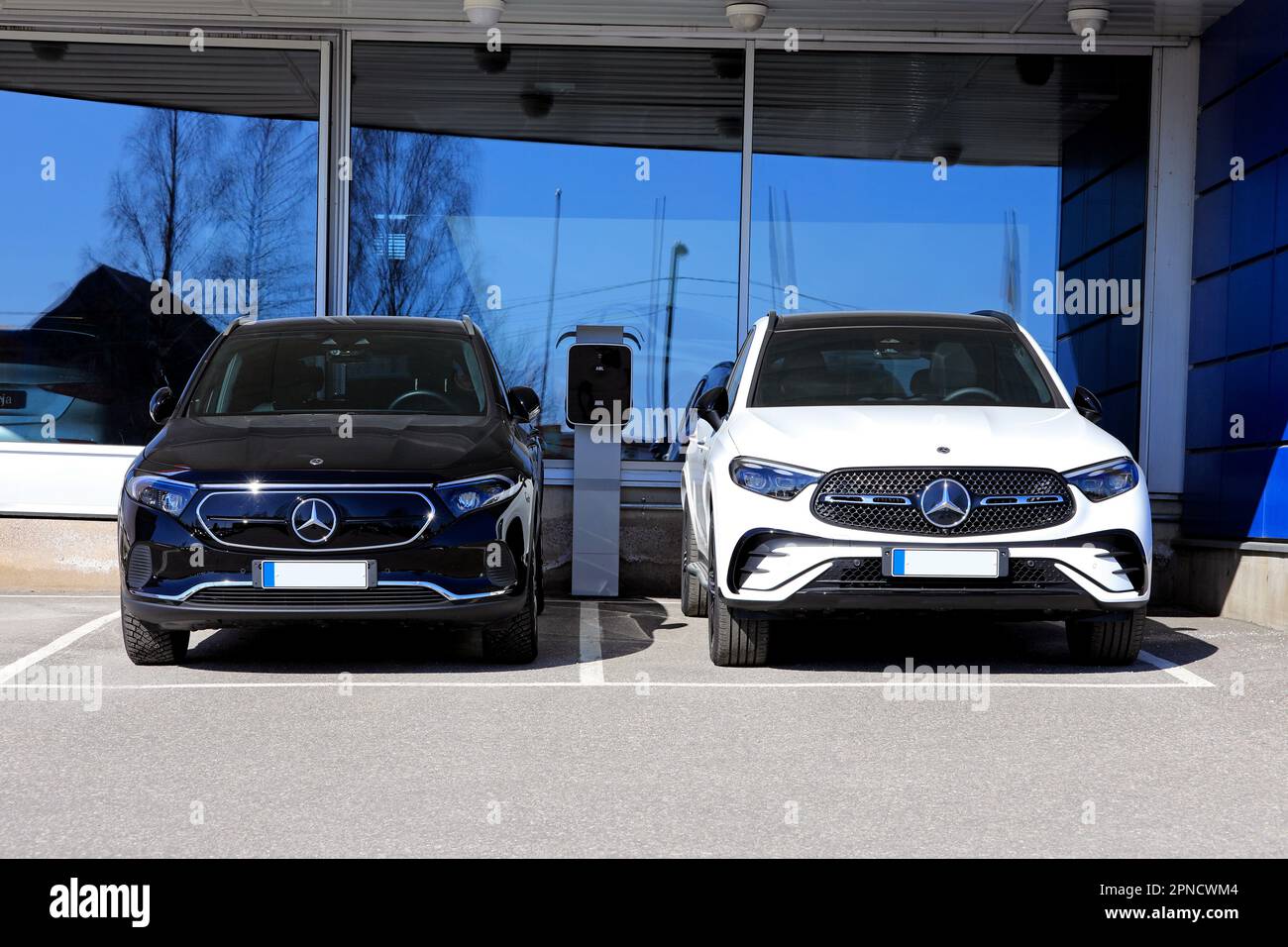 Schwarzer Mercedes-Benz EQA 250 batteriebetriebener Elektro-SUV Jahr 2023 und neuer weißer Mercedes-Benz 4MATIC SUV mit Diamantgrill. Salo, Finnland. 10. April 2023. Stockfoto