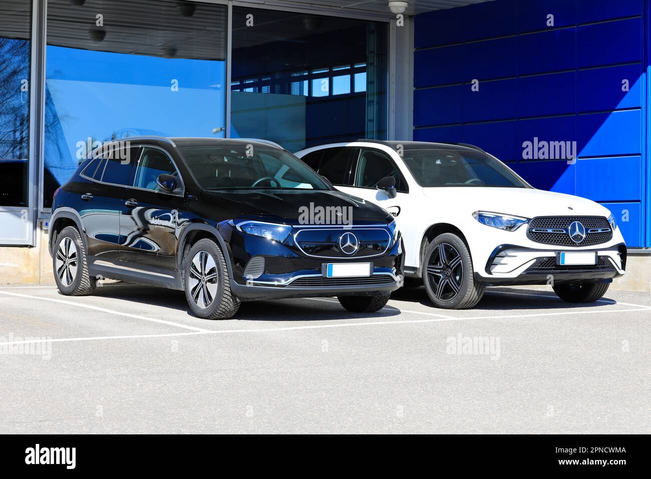 Schwarzer Mercedes-Benz EQA 250 batteriebetriebener Elektro-SUV Jahr 2023 und neuer weißer Mercedes-Benz 4MATIC SUV mit Diamantgrill. Salo, Finnland. 10. April 2023. Stockfoto