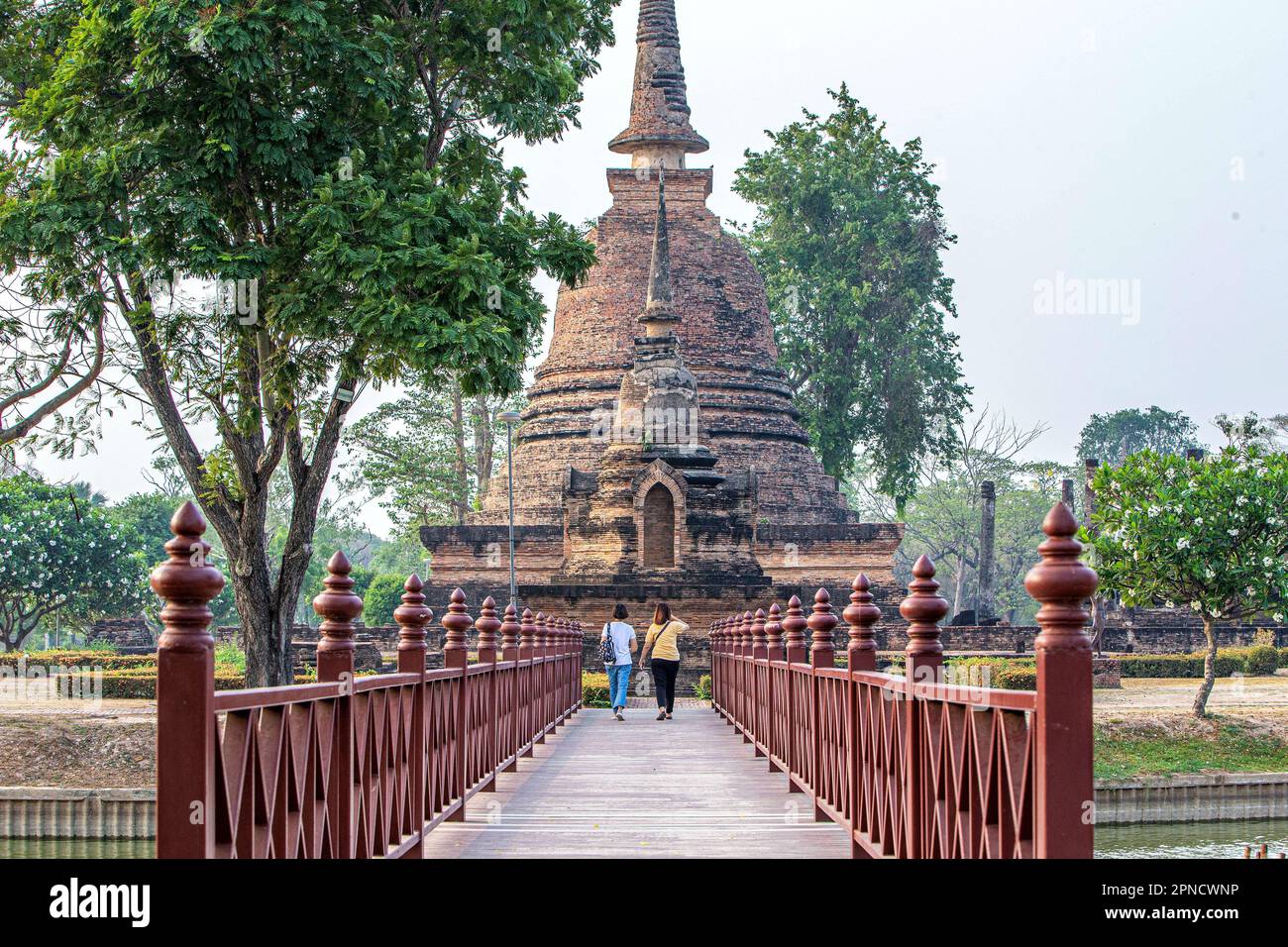 (230418) SUKHOTHAI, 18. April 2023 (Xinhua) Touristen besuchen