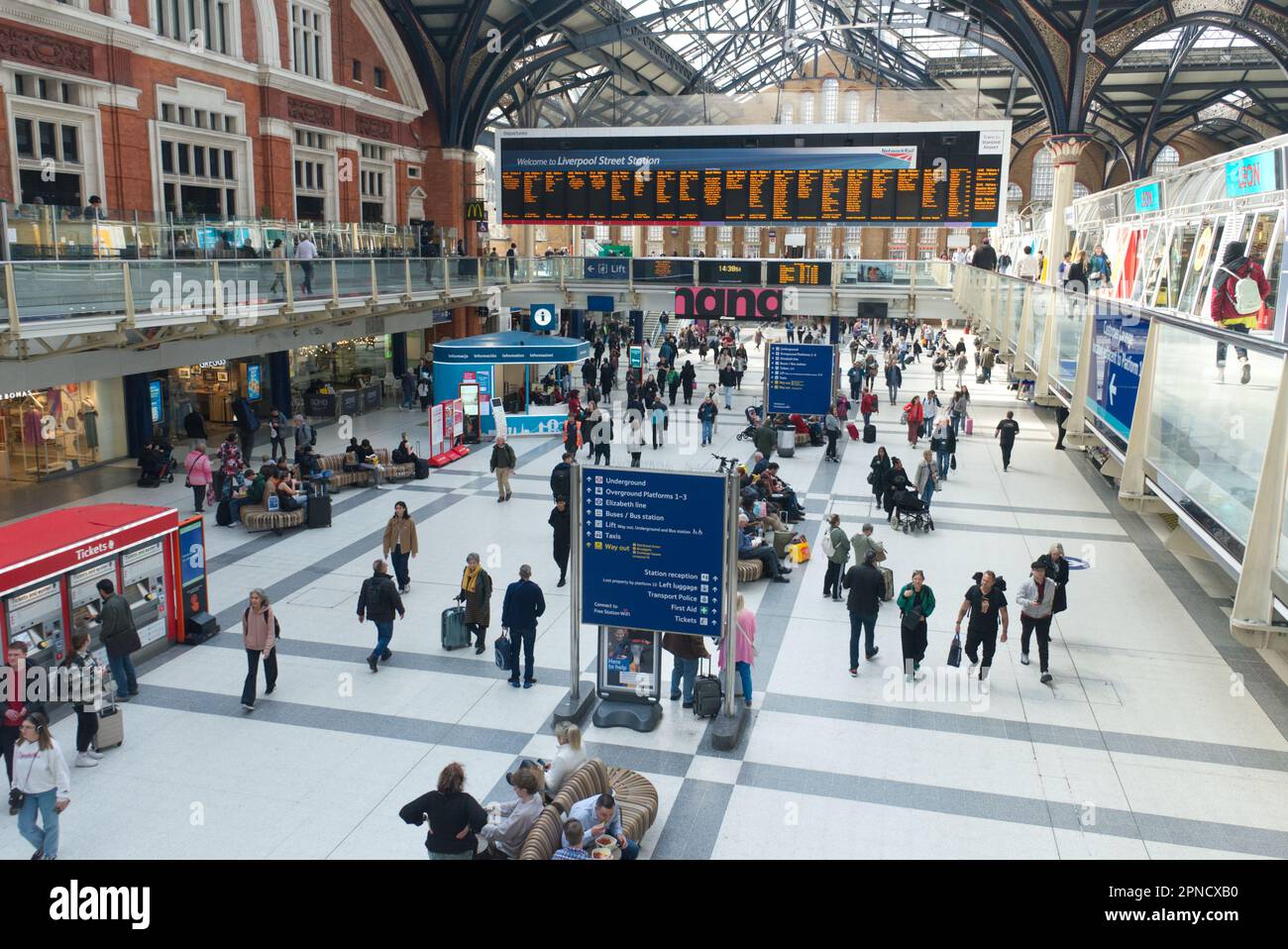 Die Haupthalle am Bahnhof Liverpool Street, London, Großbritannien Stockfoto