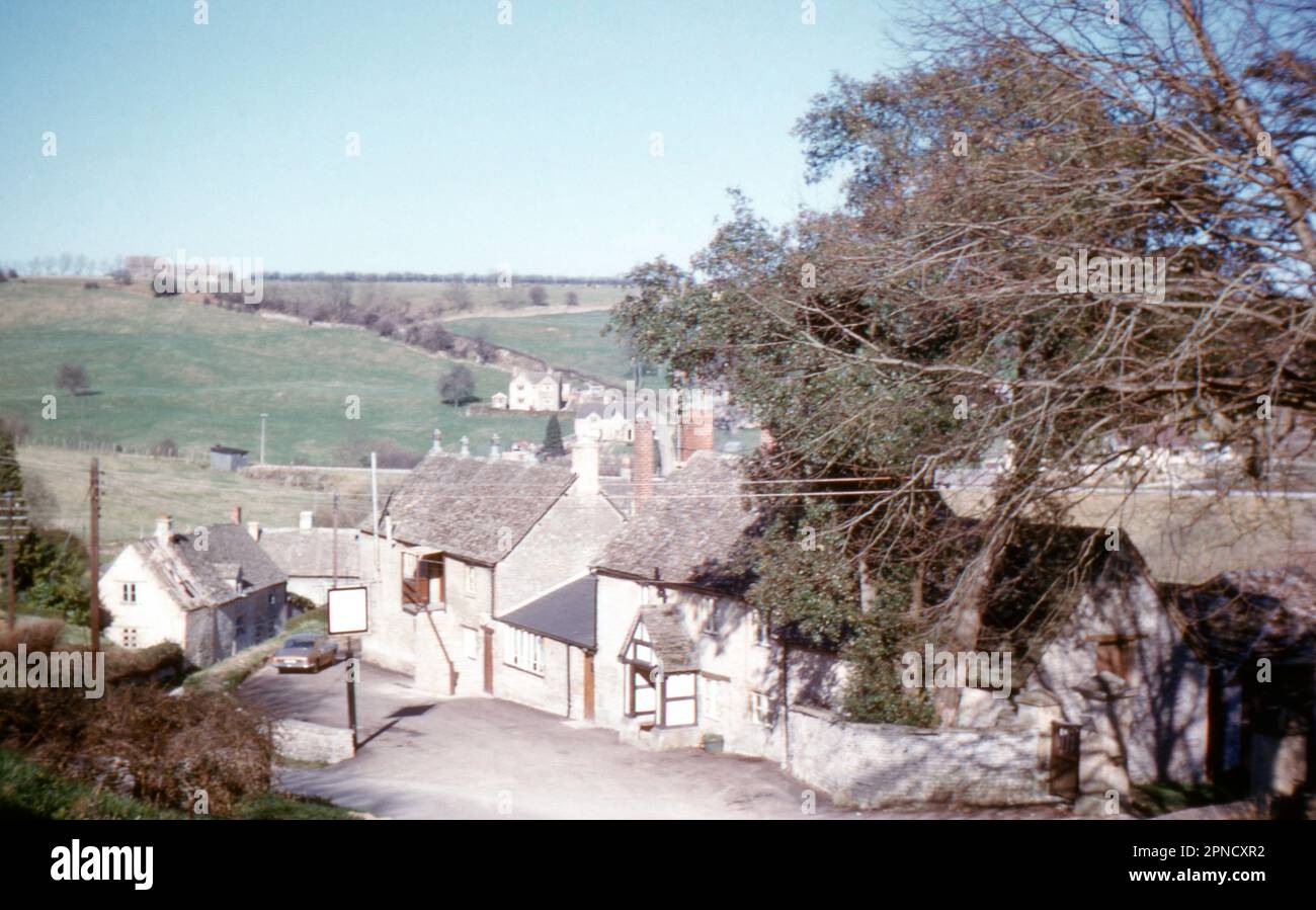 Originalbild aus dem Archiv der 60er Jahre vor dem Seven Tuns Inn in der Queen Street, Chedworth in der Nähe von Cheltenham Stockfoto