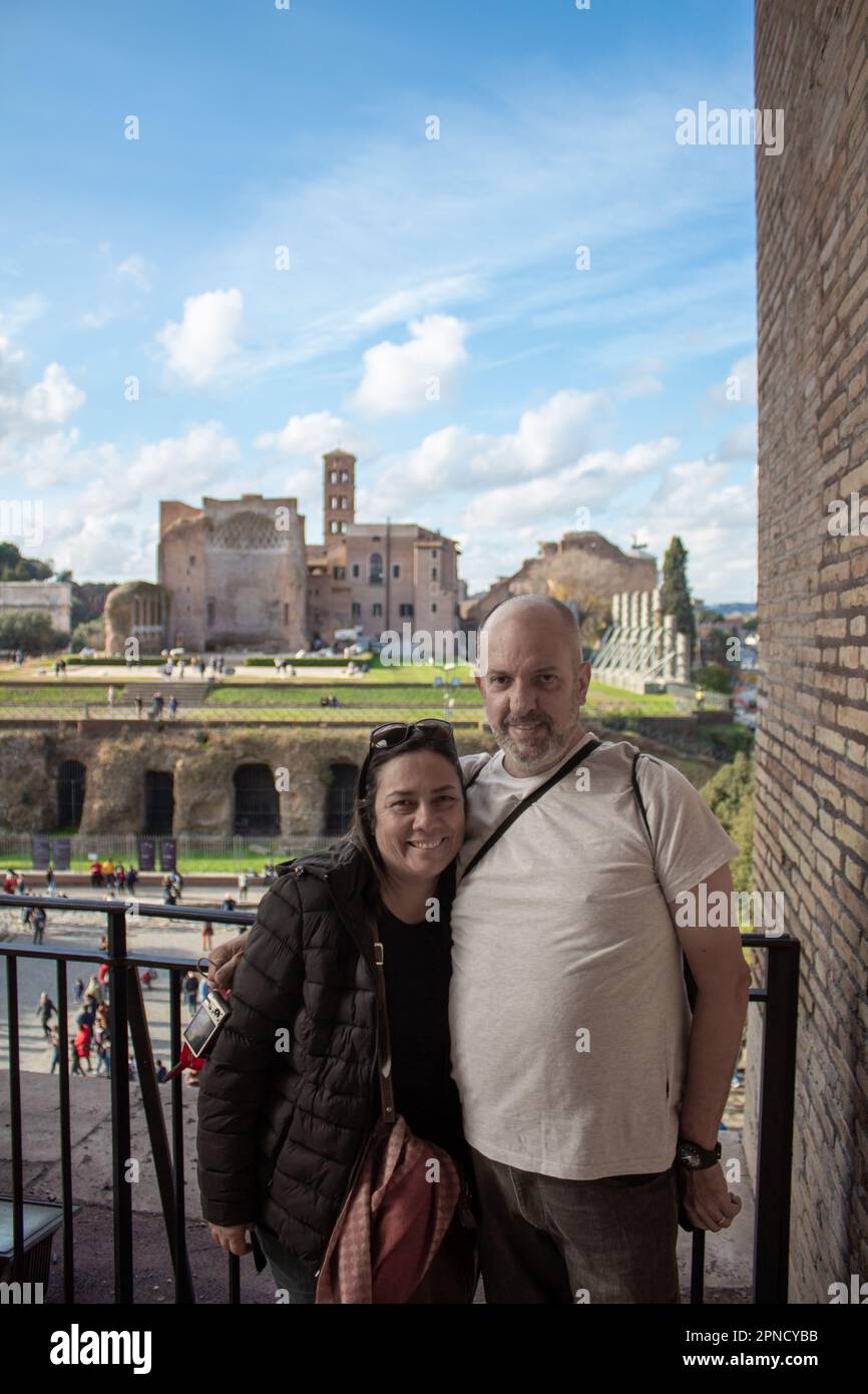 Altern besser und zusammen über 50. Sie reisen gemeinsam in Italien und besuchen das Kolosseum in Rom. Wir feiern 25 Jahre Ehe, Silberhochzeit. Stockfoto