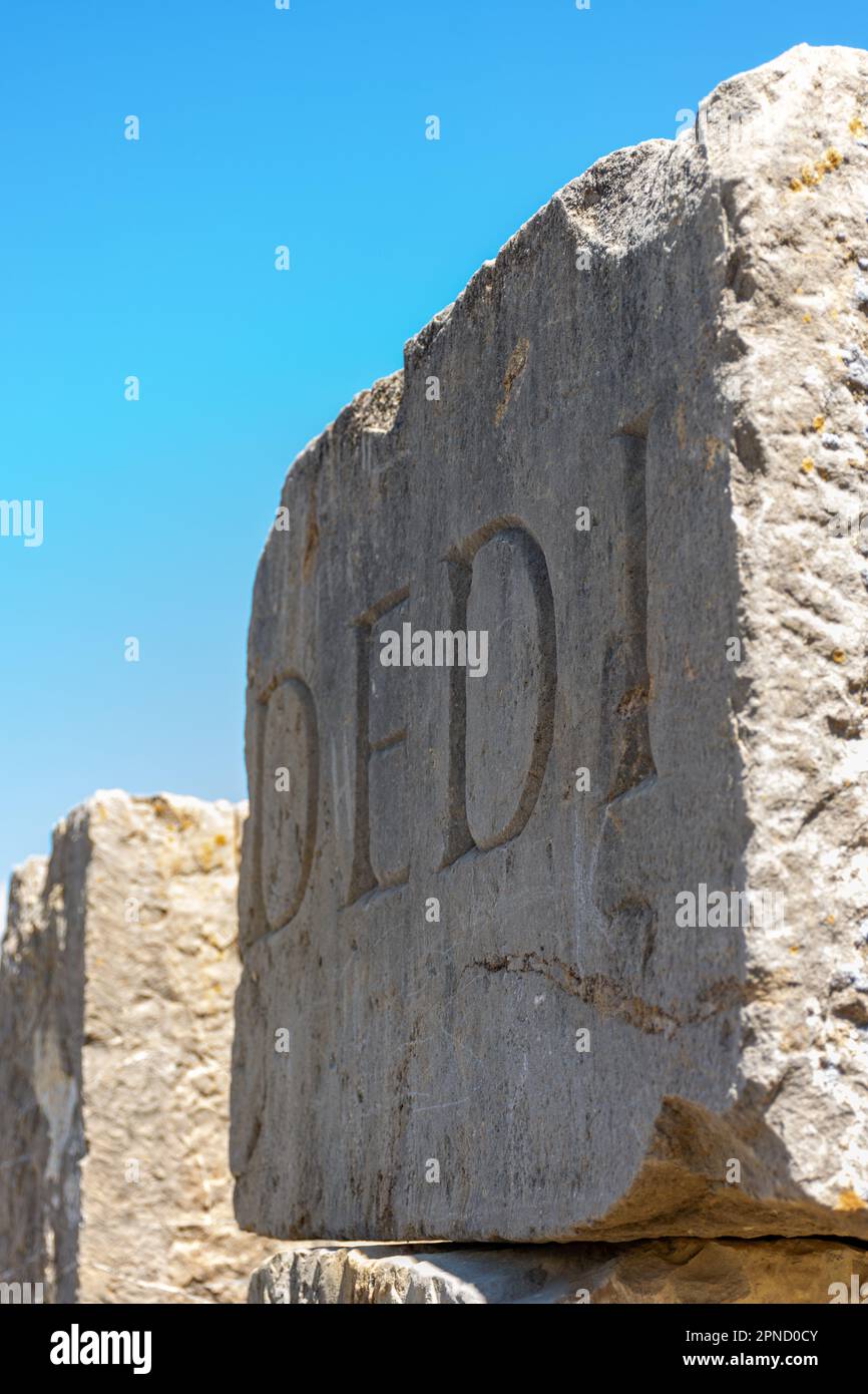 Stein mit einer Inschrift in lateinischer Schrift in der antiken Stadt Cuicul-Djemila. UNESCO-Weltkulturerbe. Stockfoto